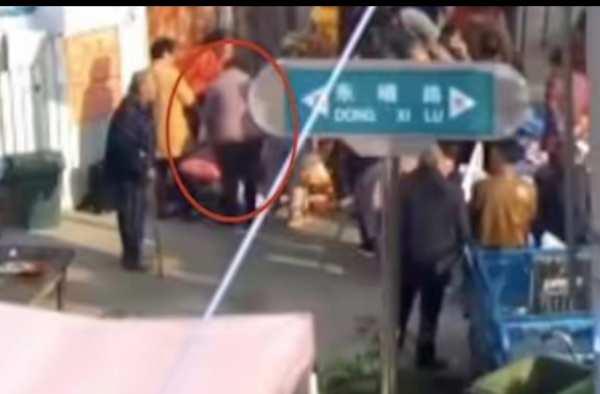 大妈7分钟盗窃4次同一摊位 为何逮着一家薅羊毛？