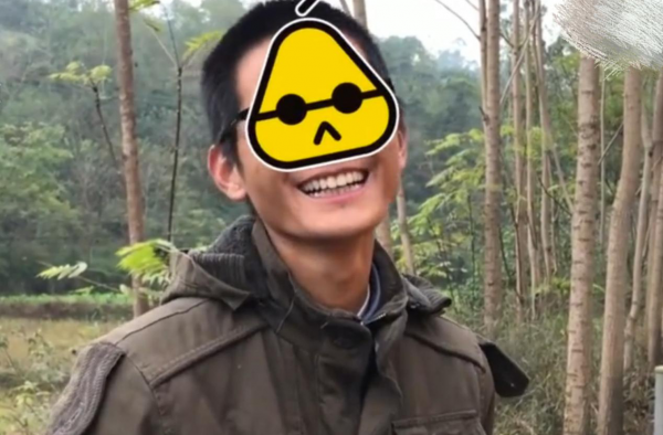 小哥驾车侧翻处理事故4次笑场 堪称史上最佛系车主