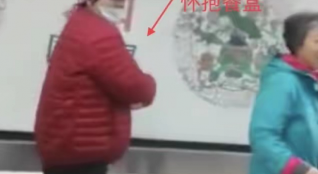 老太偷司机早餐遭骂 人们发现后却不敢阻拦