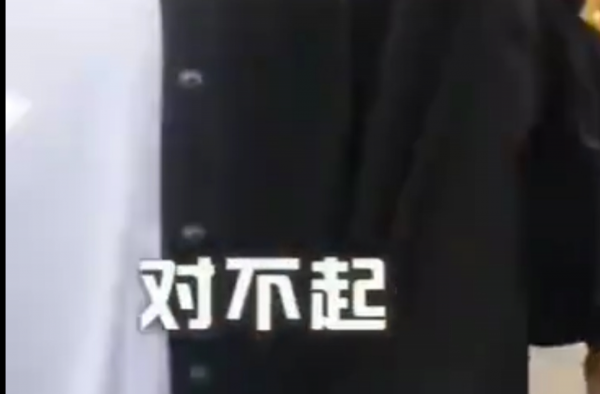北京一胖小伙挤地铁被骂哭 老大爷不依不饶的人身攻击