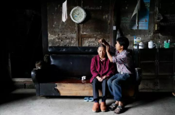 孝子背着母亲打工15年什么情况？王显强：母亲在家就在