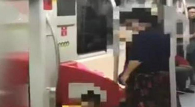 家长抱女童地铁撒尿 家长的教养就是孩子的起跑线