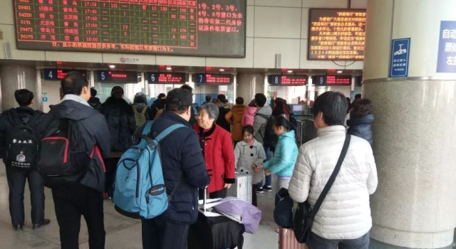 女子火车站霸窗三十分钟 民警强行带走将被行政拘留