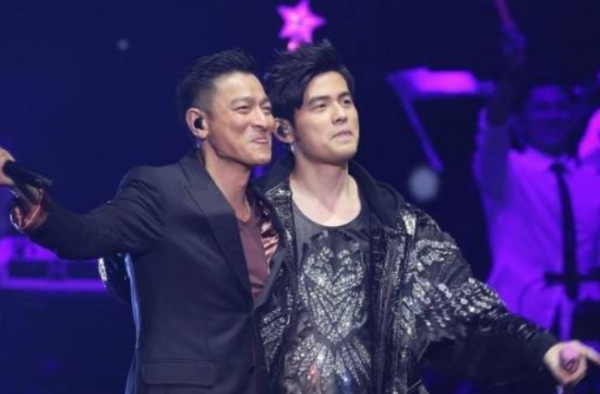 周杰伦演唱会变魔术故作失误 刘德华一脸懵逼成表情包