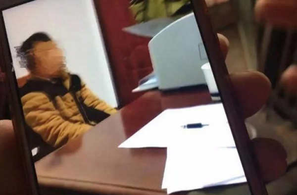 弑母男孩指认现场怎么回事？具体细节披露 外公崩溃