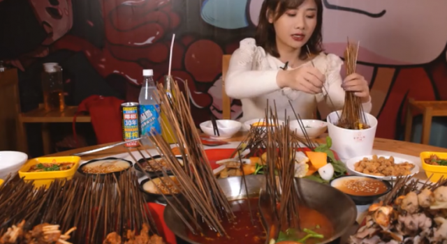 密子君·吃垮春熙路30年麻辣烫！冬天要什么秋裤男朋友？撸串啊！