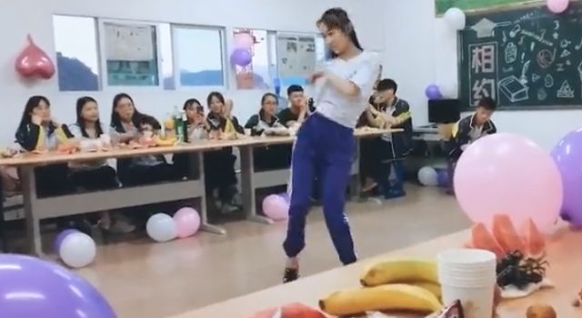 班花在教室里火辣热舞，全班同学都尖叫沸腾了！