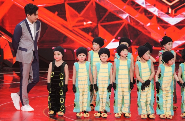刘恺威离婚后首次亮相节目 与小孩互动被赞是个好父亲