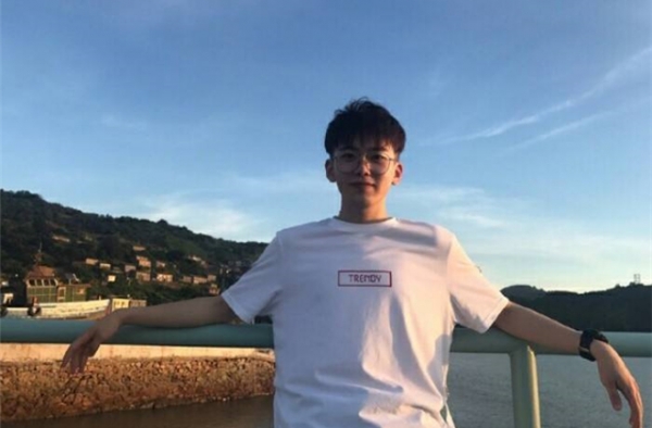 章若楠否认与费启鸣恋爱，被王思聪意外送上热搜
