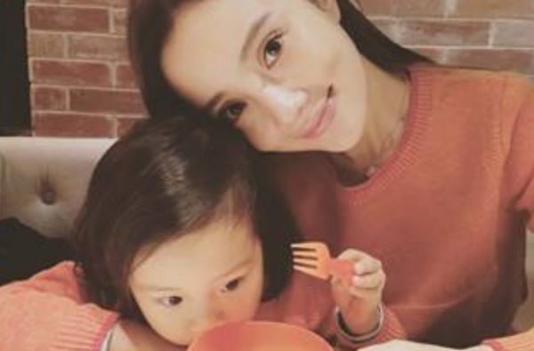 李小璐母女逛街未见贾乃亮 忙于工作还是另有隐情？
