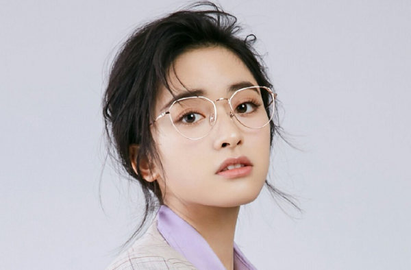 沈月和路人合影 坑人的拍摄水平 看上去像小人国来的