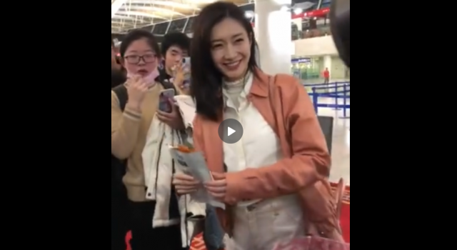 江疏影机场吃辣条什么情况？和粉丝一起分享出国口粮！
