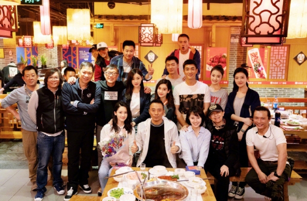 中国机长杀青照 Angelababy占据C位 袁泉给baby作配？