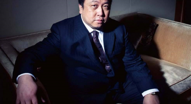 王晶否认带嫩妹过夜 要通过法律解决？网友却不买账！
