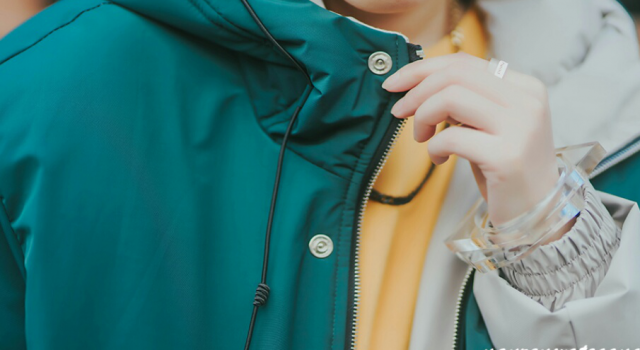 选择一件拼接工装棉服 带你走进一个时尚的世界