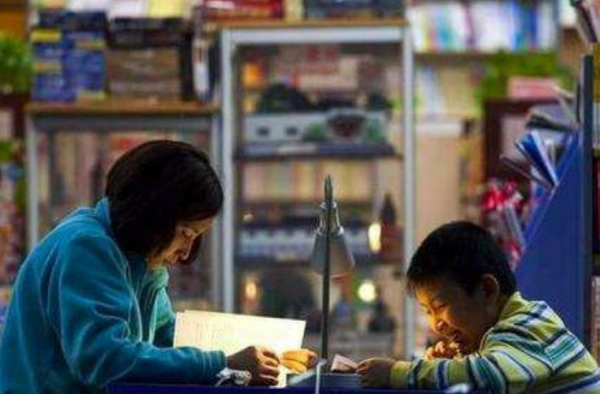 建议严禁批作业工作转移给家长 别让家长也有上学负担