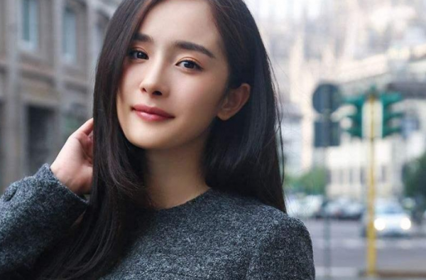 杨幂谢依霖同框 时代姐妹花友谊延续 少女感十足！