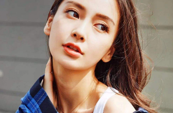 Angelababy抽烟被拍 戒烟失败 手指受伤也不耽误抽烟