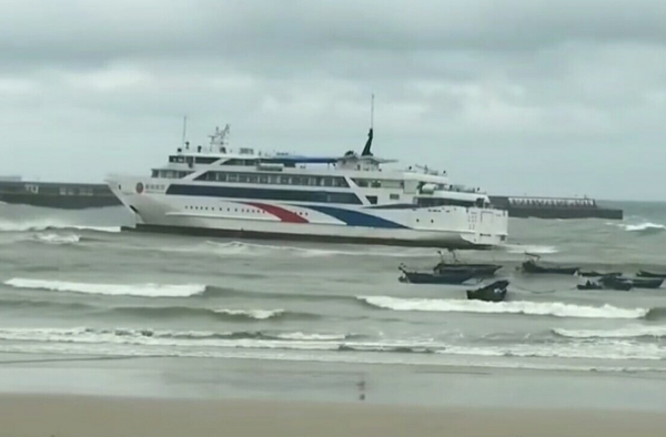 涠洲岛客船搁浅 700多名游客海上滞留超4小时