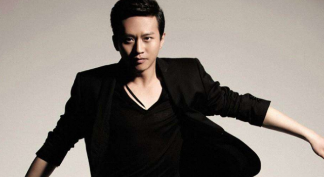 邓超彭于晏看球 法令纹都清晰可见 没修图显得太真实了