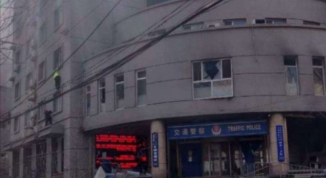 沈阳发生纵火爆炸袭警案 三人受伤 嫌疑人当场死亡