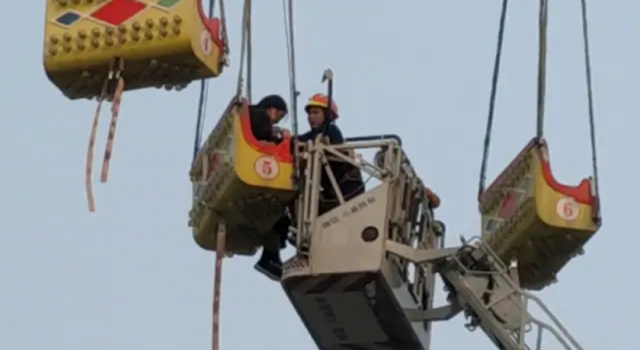 长沙游乐设备故障 34名游客被困半空 消防云梯搭救