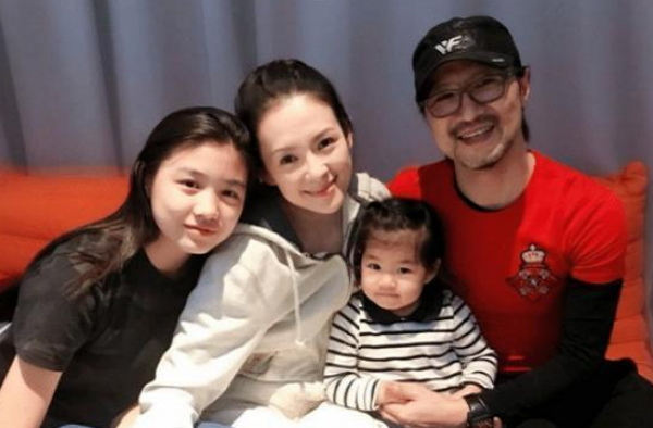 章子怡吐槽女儿 幸亏有亲妈美貌中和 不然颜值堪忧！