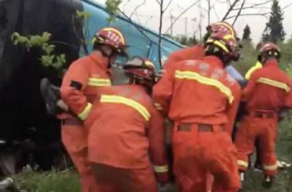安徽49人客车翻车 20多名学生赴考 事故已造成5人死亡