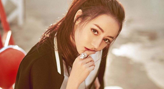 迪丽热巴摔倒 北京国际电影节摔倒 热巴也是超级尴尬了