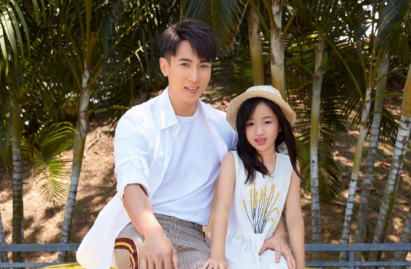 吴尊与女儿拍杂志！网友：neinei长大了吴尊却没变老！