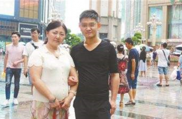 保姆偷走男婴抚养 27年后送回 保姆这是幡然醒悟？