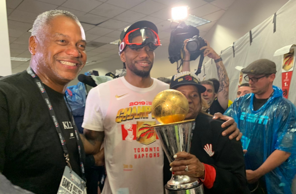 莱昂纳德MVP 第二次得到总决赛MVP 他笑了当之无愧！