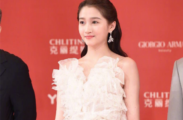 关晓彤礼服惊艳无比 网友喊话鹿晗 快给造型师加鸡腿！