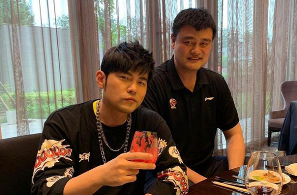 周杰伦姚明聚餐 为什么不站着拍？ 这是个有趣的问题