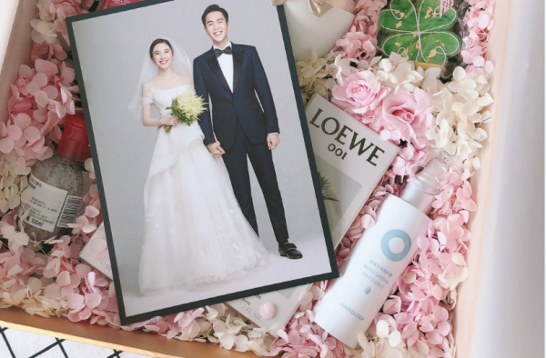 张若昀唐艺昕婚礼伴手礼曝光  牵手婚纱照超恩爱甜蜜