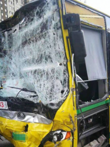 哈尔滨公交车失控连撞13车 事故原因疑似与刹车有关