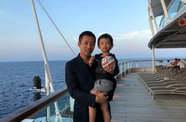 汪小菲儿子正面照 罕见晒父子照 儿子长腿吸睛