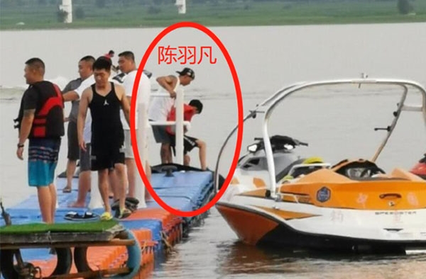 陈羽凡带儿子出游 神秘白衣女子紧随其后引网友争议