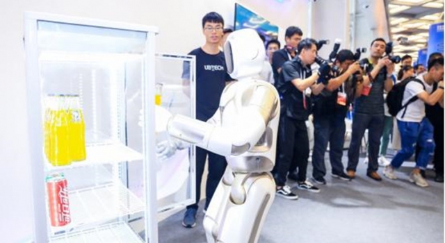 2019世界机器人大会 首款中国商业化服务型机器人亮相