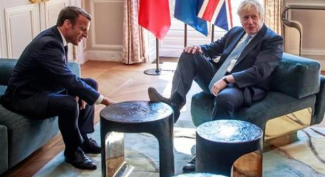 英首相澄清踩圆桌 马克龙让踩的？真相到底是什么？