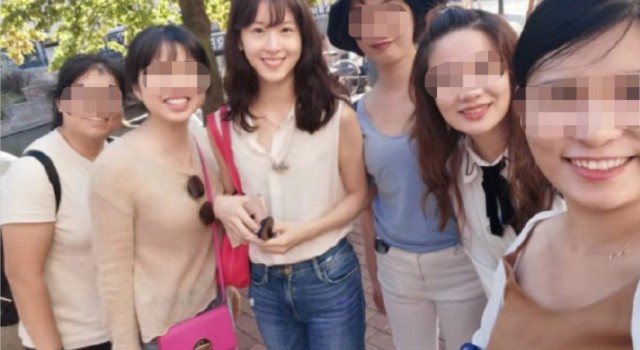 奶茶妹妹被偶遇 与网友合影笑容甜美 素颜超美