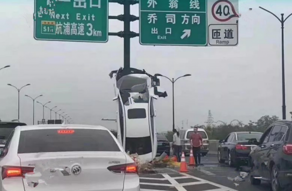 轿车撞上标志杆与地面垂直 老司机：这操作让在下佩服