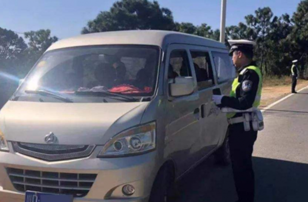 驾驶年检新规上线了  别说没有提醒你  过了点等着被罚