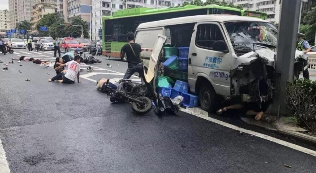 湖南10死事故原因 超载引发刹车失灵 车祸现场一片狼藉