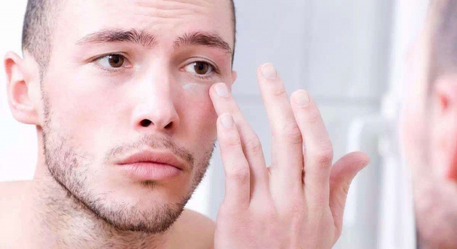 眼霜正确使用方法 眼霜用不对小干纹黑眼圈还找你！