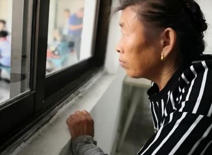老人教室外偷课回家教孙子 “最美奶奶”非她莫属