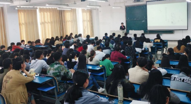 大学生旷课被罚集100个赞 都是要面的人 这个办法真绝