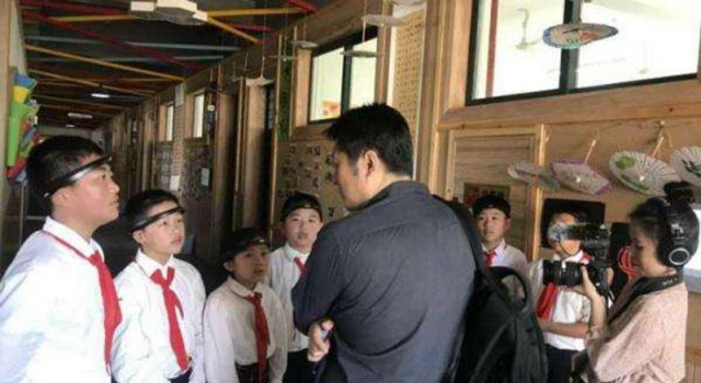 浙江金华暂时停用智能头环 网友：风头过了继续用？
