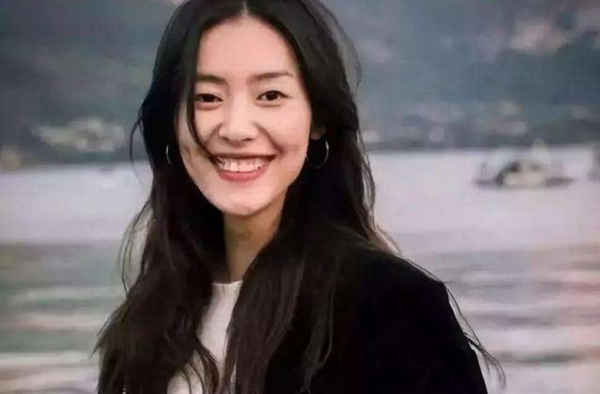 刘雯称没有谈过恋爱 超模竟是母胎单身 网友：应聘男友