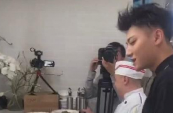 黄子韬男人做饭就是得狂 真是简单粗暴又真实